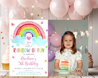 Puede incluir: Una invitación a una fiesta de cumpleaños con arcoíris con un arcoíris de acuarela, nubes y corazones. La invitación dice "Únete a nosotros para un arcoíris de diversión para celebrar el 5º cumpleaños de Madison".