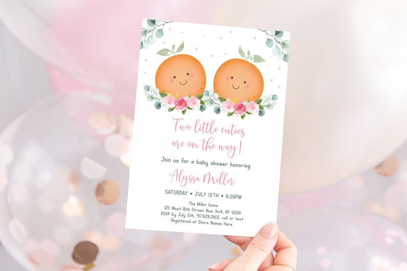 Puede incluir: Una invitaci&oacute;n a una fiesta de bienvenida al beb&eacute; de color rosa y blanco con un dise&ntilde;o floral y dos ilustraciones naranjas con caras sonrientes. El texto dice "&iexcl;Dos peque&ntilde;os encantos est&aacute;n en camino!" e incluye el nombre "Alyssa Miller", la fecha "S&aacute;bado 15 de julio", la hora "6:00 PM", la ubicaci&oacute;n "The Miller home", la direcci&oacute;n "125 West 18th Street, New York, NY 10024", la informaci&oacute;n de RSVP "RSVP antes del 5 de julio, 97628 2455, llama o env&iacute;a un mensaje de texto", y la informaci&oacute;n de registro "Registrado en Store Names Here".