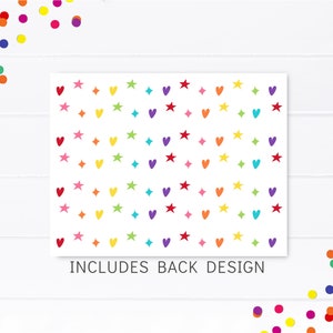 Puede incluir: Una tarjeta blanca con un patr&oacute;n colorido de corazones y estrellas. El texto "INCLUDES BACK DESIGN" est&aacute; impreso en la parte inferior de la tarjeta.