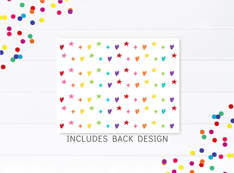 Puede incluir: Una tarjeta blanca con un patr&oacute;n colorido de corazones y estrellas. El texto "INCLUDES BACK DESIGN" est&aacute; impreso en la parte inferior de la tarjeta.