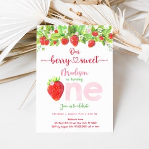 Puede incluir: Una invitaci&oacute;n de primer cumplea&ntilde;os rosa y verde con una ilustraci&oacute;n de acuarela de fresas y el texto "Our berry sweet Madison is turning one". La invitaci&oacute;n incluye los detalles de la fiesta, incluyendo la fecha, la hora y la ubicaci&oacute;n.