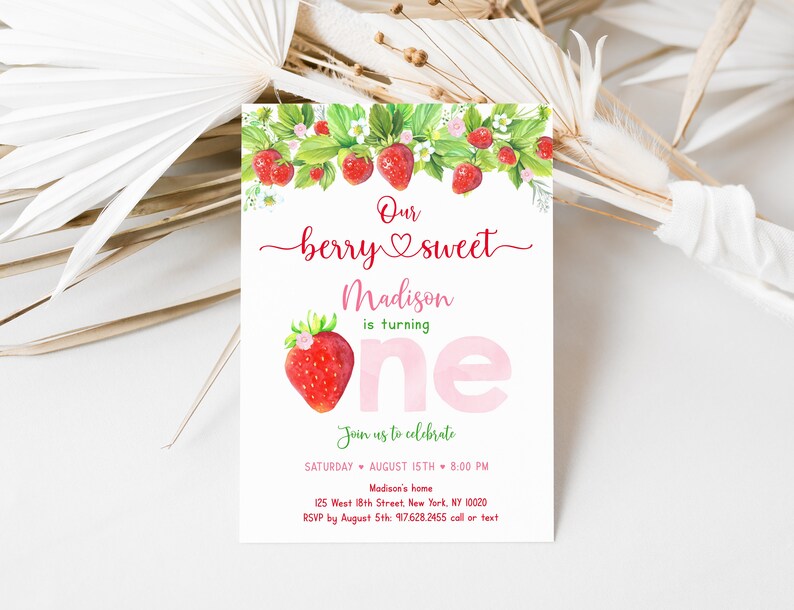 Puede incluir: Una invitaci&oacute;n de primer cumplea&ntilde;os rosa y verde con una ilustraci&oacute;n de acuarela de fresas y el texto "Our berry sweet Madison is turning one". La invitaci&oacute;n incluye los detalles de la fiesta, incluyendo la fecha, la hora y la ubicaci&oacute;n.