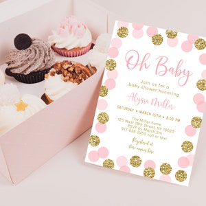 Puede incluir: Invitaci&oacute;n a una baby shower con confeti rosa y dorado. El texto dice "Oh Baby" y "&Uacute;nete a nosotros para una baby shower en honor a Alyssa Miller". La invitaci&oacute;n tambi&eacute;n incluye la fecha, la hora, la ubicaci&oacute;n y la informaci&oacute;n de RSVP.