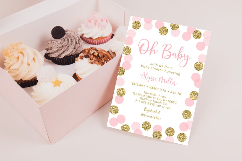 Puede incluir: Invitaci&oacute;n a una baby shower con confeti rosa y dorado. El texto dice "Oh Baby" y "&Uacute;nete a nosotros para una baby shower en honor a Alyssa Miller". La invitaci&oacute;n tambi&eacute;n incluye la fecha, la hora, la ubicaci&oacute;n y la informaci&oacute;n de RSVP.