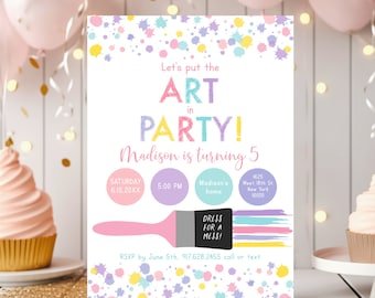 Könnte beinhalten: Eine farbenfrohe Einladung zu einer Kunstparty. Die Einladung zeigt einen Pinsel mit dem Text "Let's put the art in party!" und "Madison is turning 5". Die Einladung enthält auch Details zur Party, wie Datum, Uhrzeit und Ort.