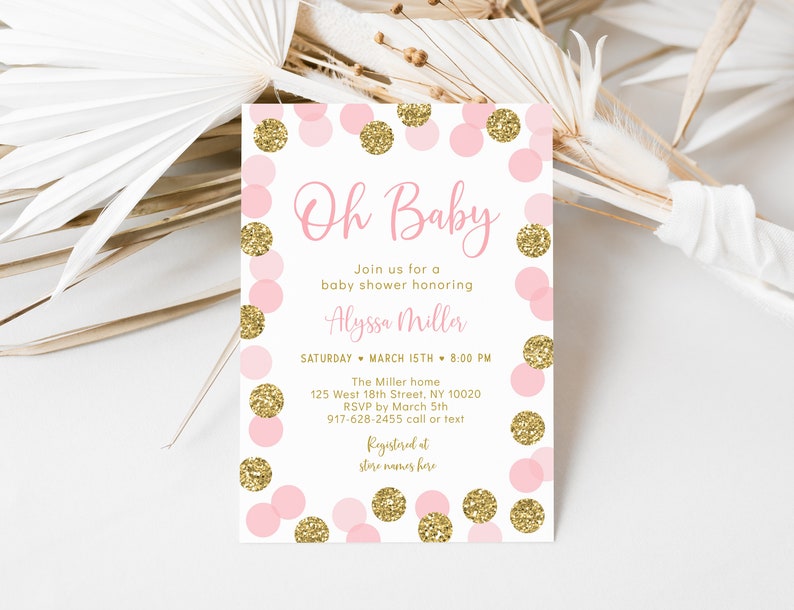 Puede incluir: Invitaci&oacute;n a una fiesta de bienvenida al beb&eacute; de color rosa y dorado con confeti y el texto "Oh Baby" y "&Uacute;nete a nosotros para una fiesta de bienvenida al beb&eacute; en honor a Alyssa Miller".
