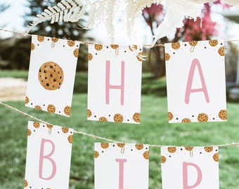 Op de afbeelding: Een slinger met de tekst "Happy Birthday" met individuele witte kaarten. Elke kaart heeft een roze letter en een rand van chocolate chip cookies. De eerste kaart heeft een aquarel koekjes illustratie. De slinger is geregen op touw.