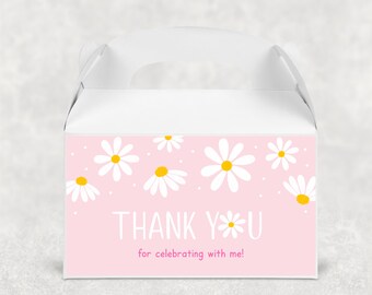 以下が含まれることがあります： デイジー柄のピンクと白のギフトボックス。"THANK YOU for celebrating with me!"の文字が入っています。