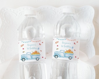 Etiquetas editables para botellas de agua de cumpleaños con diseño de camión de calabazas, invitación de cumpleaños para niño con temática de cosecha de otoño y calabazas, descarga digital para fiesta de calabazas azules y naranjas A548