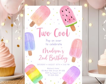 Könnte beinhalten: Eine weiße Einladungskarte mit Aquarell-Illustrationen von Eis am Stiel in verschiedenen Farben. Der Text lautet "Two Cool" und kündigt Madisons 2. Geburtstagsparty mit Datum, Uhrzeit und Ort an.
