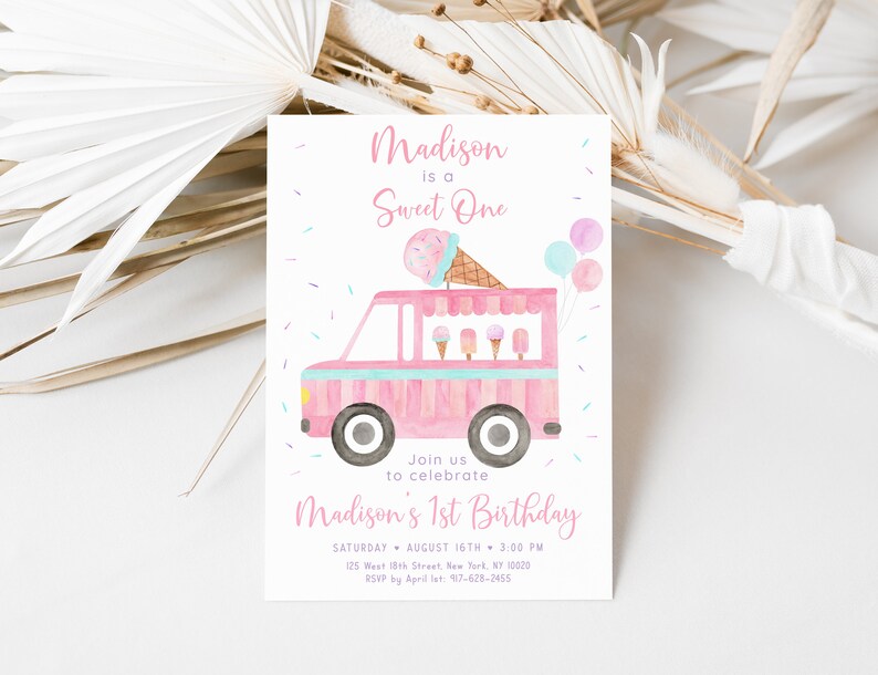 Puede incluir: Invitaci&oacute;n de cami&oacute;n de helados rosa y azul con un cono de helado rosa en la parte superior. El texto dice "Madison is a Sweet One" y "Join us to celebrate Madison's 1st Birthday".
