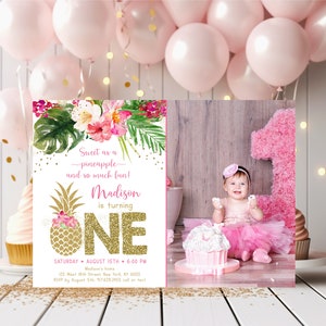 以下が含まれることがあります： パイナップルのデザインと「Sweet as a pineapple and so much fun! Madison is turning ONE」というテキストが書かれたピンクとゴールドの誕生日招待状。招待状には、ピンクのチュチュを着た女の子の赤ちゃんの写真も含まれています。