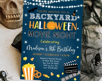 Pode incluir: Um convite para uma festa de Halloween azul com uma abóbora, morcegos e estrelas. O texto diz "Você está convidado para uma noite de cinema de Halloween no quintal celebrando o 8º aniversário de Madison" com detalhes sobre a festa.