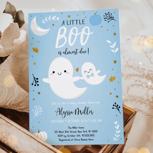 Peut inclure: Une invitation de f&ecirc;te pr&eacute;natale bleue et blanche avec un motif de fant&ocirc;me et de citrouille. Le texte indique "A Little Boo is almost due!" et inclut le nom "Alyssa Miller".
