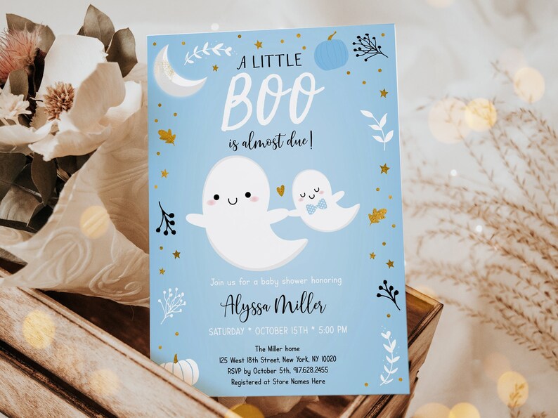 Peut inclure: Une invitation de f&ecirc;te pr&eacute;natale bleue et blanche avec un motif de fant&ocirc;me et de citrouille. Le texte indique "A Little Boo is almost due!" et inclut le nom "Alyssa Miller".