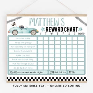 Può includere: Un grafico delle ricompense personalizzato con un tema di auto da corsa. Il grafico presenta una grafica di auto da corsa azzurra, una griglia per tenere traccia dei compiti e il testo "MATTHEW'S REWARD CHART". La parte inferiore recita "FULLY EDITABLE TEXT - UNLIMITED EDITING".