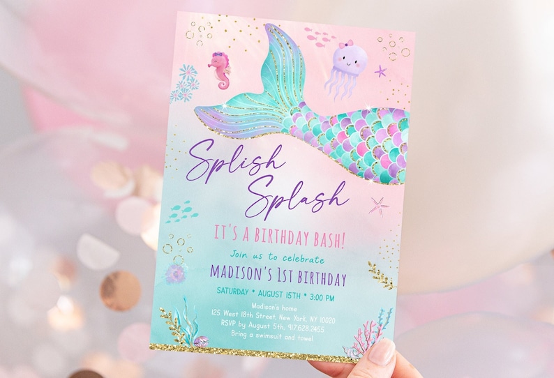 K&ouml;nnte beinhalten: Ein Meerjungfrauen-Schwanz mit rosa, gr&uuml;nen und goldenen Glitzerakzenten. Die Einladung lautet "Splish Splash Es ist eine Geburtstagsfeier! Feiern Sie mit uns Madisons 1. Geburtstag Samstag, 15. August 15:00 Uhr Madisons Zuhause 125 West 18th Street, New York 10020 RSVP bis zum 5. August, 976282455 Bringen Sie einen Badeanzug und ein Handtuch mit"