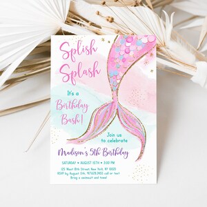 Op de afbeelding: Een roze en blauwe zeemeerminstaart met gouden glitter en een aquarel achtergrond. De tekst luidt "Splish Splash Het is een verjaardagsfeest! Doe mee met de viering van Madisons 5e verjaardag Zaterdag 15 augustus 15:00 uur 125 West 18th Street, New York, NY 10020 RSVP v&oacute;&oacute;r 5 augustus, 917.628.2455 bel of sms Breng een zwempak en handdoek mee"