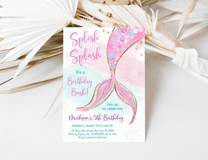 Op de afbeelding: Een roze en blauwe zeemeerminstaart met gouden glitter en een aquarel achtergrond. De tekst luidt "Splish Splash Het is een verjaardagsfeest! Doe mee met de viering van Madisons 5e verjaardag Zaterdag 15 augustus 15:00 uur 125 West 18th Street, New York, NY 10020 RSVP v&oacute;&oacute;r 5 augustus, 917.628.2455 bel of sms Breng een zwempak en handdoek mee"