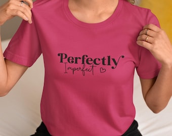 Camiseta Perfectly Imperfect / Camiseta con cita inspiradora / Camiseta con gráfico motivacional / Ropa informal para todos los días / Ropa con afirmación positiva
