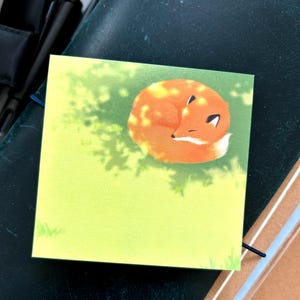 Red Fox che fa un pisolino sull&#39;erba Post-it - 3&quot;