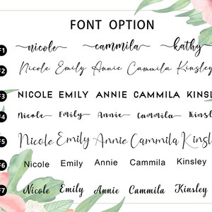 K&ouml;nnte beinhalten: Ein wei&szlig;er Hintergrund zeigt Schriftoptionen f&uuml;r Namen. Der Text "FONT OPTION" steht oben. Sieben Schriftarten werden gezeigt, jede mit einem Beispielnamen. Florale Akzente umrahmen den Text, mit rosa und gr&uuml;nen Bl&auml;ttern.
