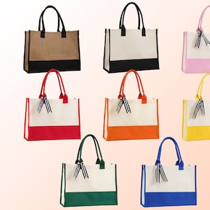 K&ouml;nnte beinhalten: Eine Auswahl an Tragetaschen in verschiedenen Farben, darunter Braun, Schwarz, Rosa, Rot, Orange, Gelb, Gr&uuml;n und Blau. Jede Tasche hat eine kontrastierende Bodenplatte und Griffe mit einem dekorativen Band an den Griffen. Die Taschen werden vor einem hellen Hintergrund pr&auml;sentiert.