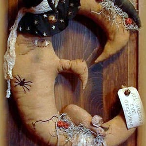 Primitive Vintage Style Old Witch Moon Door Hanger with Mouse and Crow ePattern