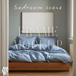 Op de afbeelding: Een slaapkamer scène met een ingelijst foto mockup boven een bed met blauwe beddengoed. De tekst "FRAME MOCKUP" is over de afbeelding gelegd.