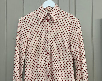 Blouse en polyester rouge à pois vintage des années 1960 en liquidation. Taille moderne XS/Small.