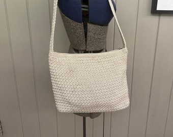 Le sac à main à bandoulière SAK Elliot Lucca au crochet. Blanc cassé. Moyen.