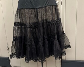 Jupe jupon en dentelle noire vintage des années 1960. Moderne M/L.