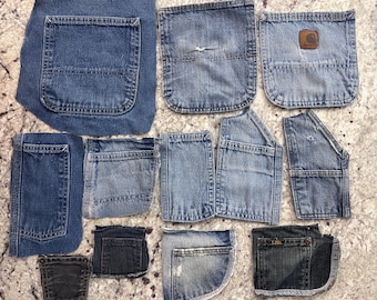 Könnte beinhalten: Eine Sammlung von zwölf verschiedenen Jeans-Taschen in diversen Blau- und Schwarztönen, die unterschiedliche Formen, Größen und Nahtdetails aufweisen. Einige Taschen zeigen sichtbare Markenetiketten, ausgefranste Kanten.