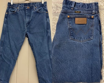 Waist 33 x 24, measured | Vintage 80s 90s Wrangler jeans. Cropped leg.  Tag 36 x 30.