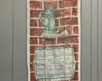 calendrier mural suspendu en lin vintage 1960 | torchon | Stein de bière avec pipe.