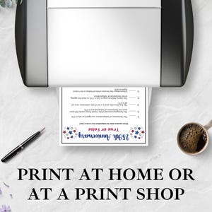 Pode incluir: Uma impressora &eacute; mostrada com uma folha de papel impressa com o texto "250th Anniversary True or False". Uma caneta e uma x&iacute;cara de caf&eacute; est&atilde;o ao lado da impressora. O texto "IMPRIMA EM CASA OU EM UMA GR&Aacute;FICA" est&aacute; na parte inferior.
