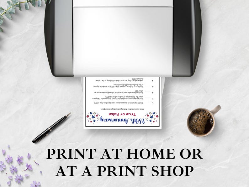 Pode incluir: Uma impressora &eacute; mostrada com uma folha de papel impressa com o texto "250th Anniversary True or False". Uma caneta e uma x&iacute;cara de caf&eacute; est&atilde;o ao lado da impressora. O texto "IMPRIMA EM CASA OU EM UMA GR&Aacute;FICA" est&aacute; na parte inferior.