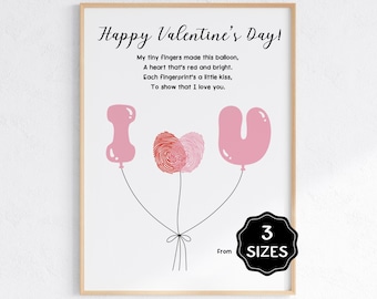 Puede incluir: Una impresión enmarcada con el texto "¡Feliz Día de San Valentín!" y un poema sobre el amor. La obra de arte presenta letras de globos rosas que deletrean "I U" y un corazón hecho de huellas dactilares. Un círculo negro indica 3 tamaños disponibles.