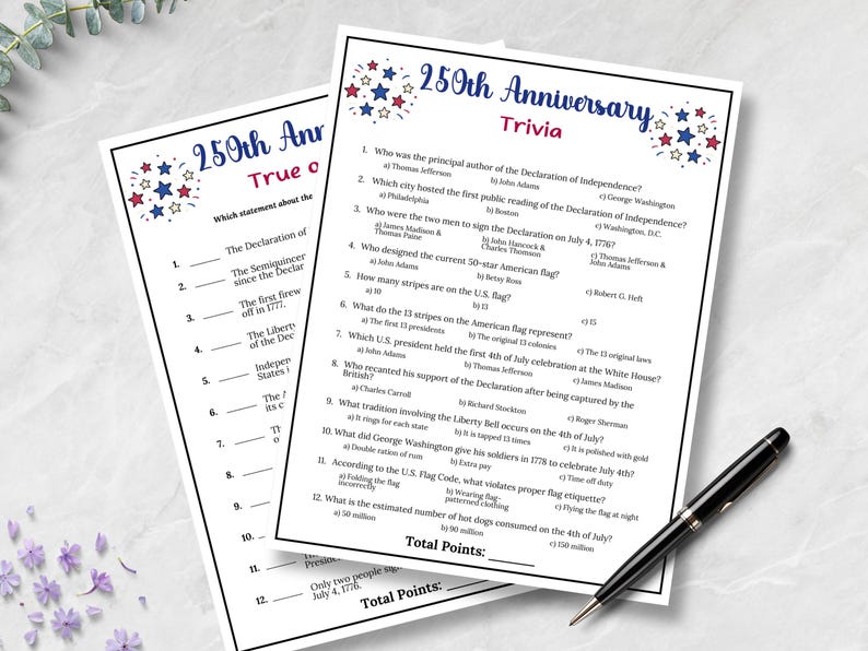 Pode incluir: Duas folhas de trivia impressas para o 250&ordm; anivers&aacute;rio, com perguntas sobre a Declara&ccedil;&atilde;o de Independ&ecirc;ncia e a hist&oacute;ria americana. As folhas s&atilde;o brancas com decora&ccedil;&otilde;es de estrelas vermelhas, brancas e azuis. Uma caneta preta repousa sobre as folhas.