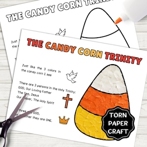 Puede incluir: Una hoja de manualidades imprimible titulada The Candy Corn Trinity con texto sobre la Santísima Trinidad, una paloma, una cruz y un icono de corona. Una forma de caramelo de maíz está rellena con trozos de papel rasgado blanco, naranja y amarillo.