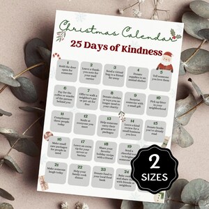 Puede incluir: Un calendario de Navidad titulado "25 Días de Bondad" con una ilustración de Papá Noel. El calendario presenta 25 actos diarios de bondad, con una etiqueta en blanco y negro "2 tamaños". El calendario está sobre una superficie marrón claro con hojas de eucalipto.