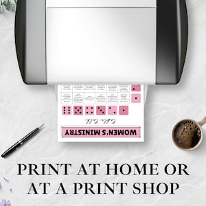Op de afbeelding: Een printer met een bedrukt vel met dobbelstenenafbeeldingen en de tekst "WOMEN'S MINISTRY Table Talk" is afgebeeld. Een pen en een kopje koffie zijn ook zichtbaar. De tekst "PRINT AT HOME OR AT A PRINT SHOP" staat onderaan.