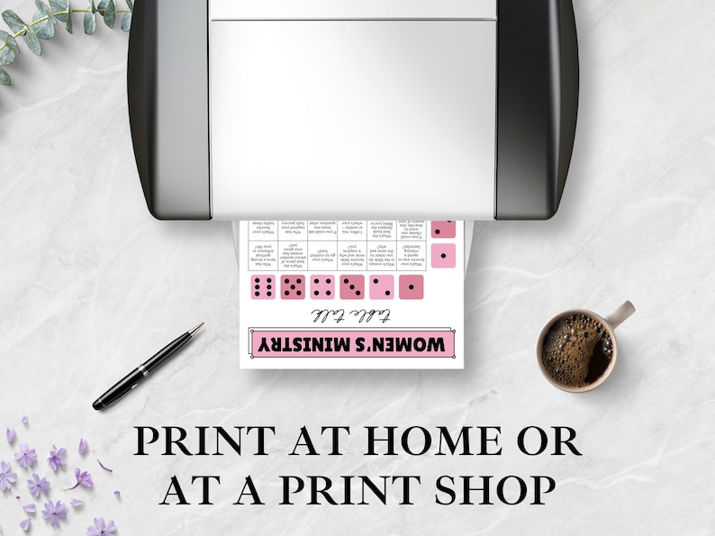Op de afbeelding: Een printer met een bedrukt vel met dobbelstenenafbeeldingen en de tekst "WOMEN'S MINISTRY Table Talk" is afgebeeld. Een pen en een kopje koffie zijn ook zichtbaar. De tekst "PRINT AT HOME OR AT A PRINT SHOP" staat onderaan.