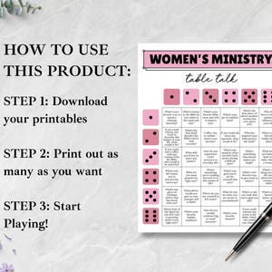 Op de afbeelding: Een afdrukbaar "Women's Ministry Table Talk" spelvel met roze dobbelsteenillustraties en discussievragen. Bevat instructies: downloaden, afdrukken en spelen. Een zwarte pen ligt op het vel.