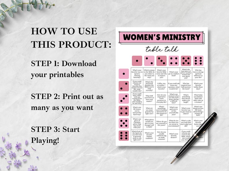 Op de afbeelding: Een afdrukbaar "Women's Ministry Table Talk" spelvel met roze dobbelsteenillustraties en discussievragen. Bevat instructies: downloaden, afdrukken en spelen. Een zwarte pen ligt op het vel.