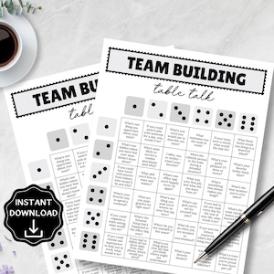 K&ouml;nnte beinhalten: Zwei druckbare "Team Building Table Talk" Spielbl&auml;tter mit W&uuml;rfelgrafiken und Diskussionsanregungen. Die Bl&auml;tter sind schwarz-wei&szlig;, mit dem Titel in einem Banner. Ein schwarzer Stift und eine Tasse Kaffee sind ebenfalls sichtbar.