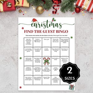 Könnte beinhalten: Weihnachts-Bingo-Spiel mit dem Wort "Christmas" in einer festlichen Schriftart. Das Spiel enthält ein Raster mit verschiedenen Aufforderungen wie "Hat ein Haustier" und "Trägt die gleiche Schuhgröße wie du". Das Bild enthält auch ein "2 GRÖSSEN"-Abzeichen.