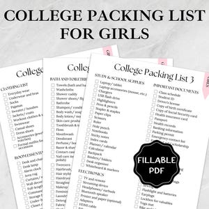 Puede incluir: Una lista de empaque universitaria para chicas, con listas de verificación de ropa, artículos de tocador, útiles escolares y documentos importantes. Las listas están impresas en papel blanco con detalles en rosa y una insignia de "PDF rellenable".