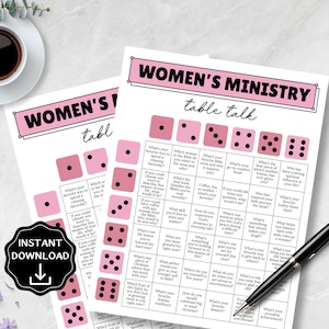 Op de afbeelding: Twee vellen roze en witte Women's Ministry tafelgesprekspel. Het spel bevat dobbelstenen en vragen. Een zwarte pen ligt aan de rechterkant. Een kopje koffie en bloemen staan op de achtergrond. Een instant download-afbeelding staat links.
