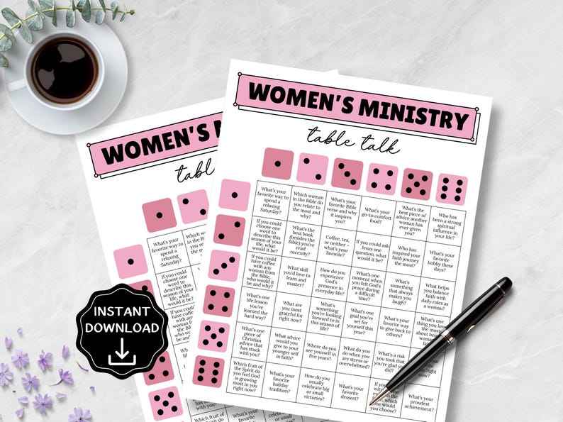 Op de afbeelding: Twee vellen roze en witte Women's Ministry tafelgesprekspel. Het spel bevat dobbelstenen en vragen. Een zwarte pen ligt aan de rechterkant. Een kopje koffie en bloemen staan op de achtergrond. Een instant download-afbeelding staat links.